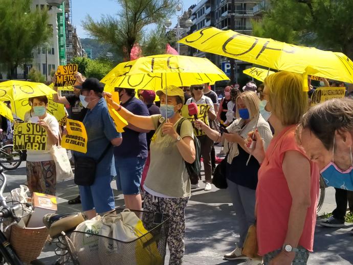 Protestan en Donostia contra la reanudación de las obras de la pasante subterránea del Topo