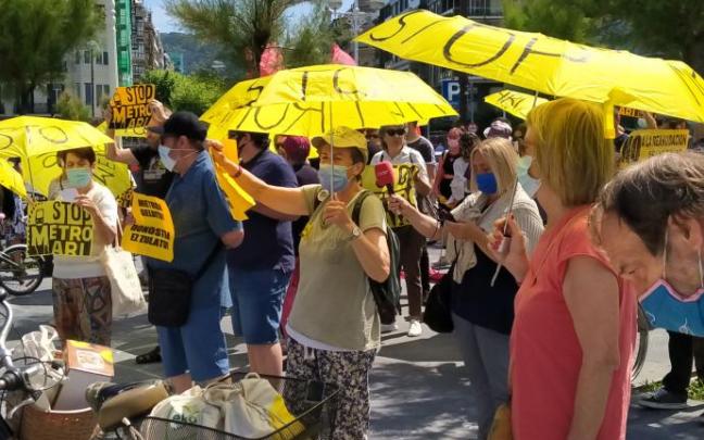 Protestan en Donostia contra la reanudación de las obras de la pasante subterránea del Topo