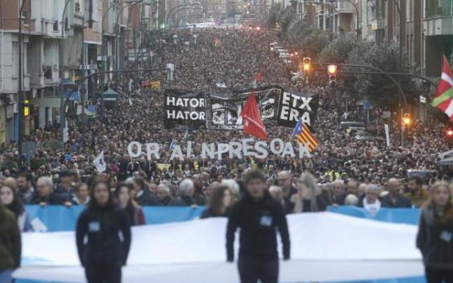 Imagen de una manifestación convocada por Sare para reclamar el fin de la política penitenciaria de excepción. Imagen de una manifestación convocada por Sare para reclamar el fin de la política penitenciaria de excepción.