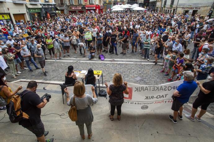 Imagen de la masiva concentración, el pasado 9 de septiembre, de la Txantrea ante el Ayuntamiento.