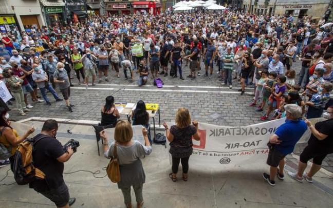 Imagen de la masiva concentración, el pasado 9 de septiembre, de la Txantrea ante el Ayuntamiento.
