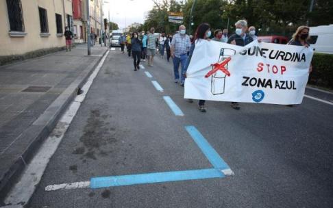Imagen de la manifestación reciente a su paso por la avenida de Villava, con las plazas pintadas de azul. Imagen de la manifestación reciente a su paso por la avenida de Villava, con las plazas pintadas de azul.