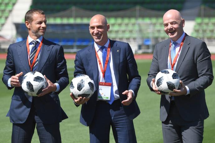 El presidente de la RFEF, Luis Rubiales, junto a los máximos responsables de la UEFA y de la FIFA, Aleksander Ceferin y Gianni Infantino, respectivamente.