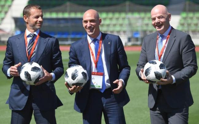 El presidente de la RFEF, Luis Rubiales, junto a los máximos responsables de la UEFA y de la FIFA, Aleksander Ceferin y Gianni Infantino, respectivamente.