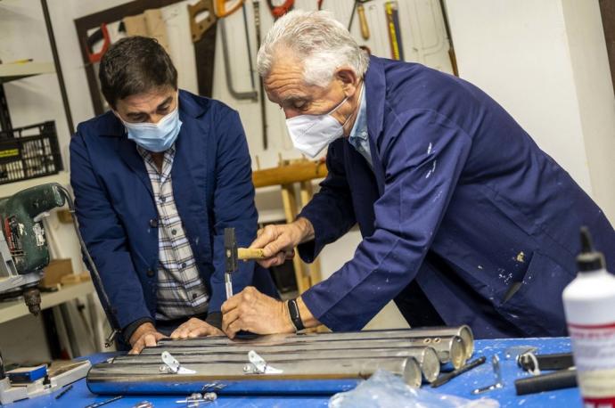 Antonio López y Roberto Gonzalo, voluntarios de El Taller, en plena tarea de arreglo.