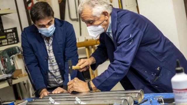 Antonio López y Roberto Gonzalo, voluntarios de El Taller, en plena tarea de arreglo.