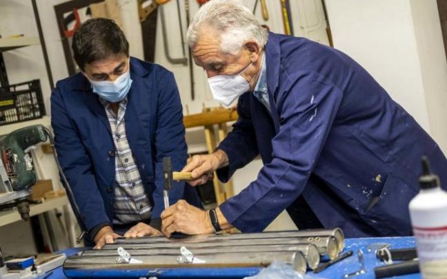 Antonio López y Roberto Gonzalo, voluntarios de El Taller, en plena tarea de arreglo. Antonio López y Roberto Gonzalo, voluntarios de El Taller, en plena tarea de arreglo.