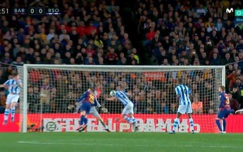 El balón toca el cuerpo de Le Normad y el árbitro pitaría como penalti al considerar que es mano.