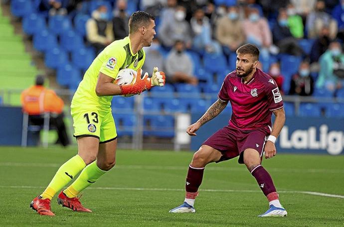 David Soria, con el balón en las manos, con Portu siguiendo de cerca la jugada. Foto: Efe