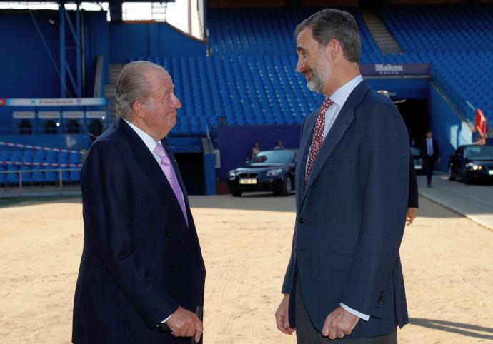 Juan Carlos I y Felipe VI, en una fotografía del año 2018 en el estadio Vicente Calderón de Madrid.