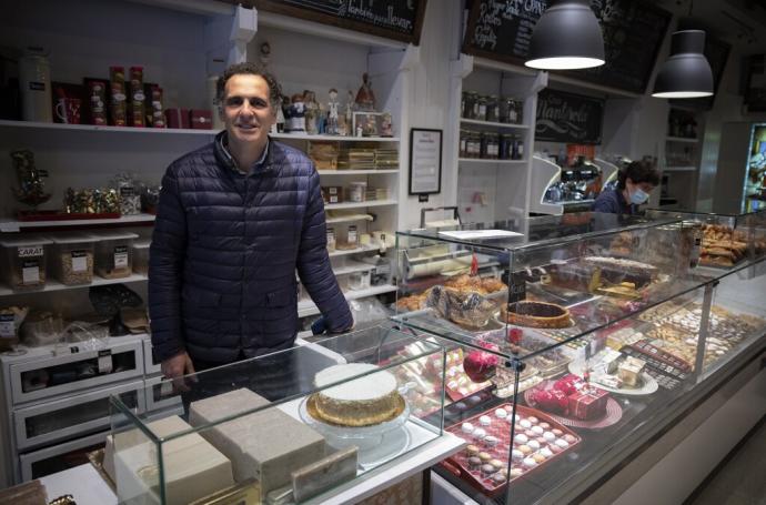 Mikel Manterola posa con todo tipo de dulces en el interior del obrador artesano de la calle Tudela.