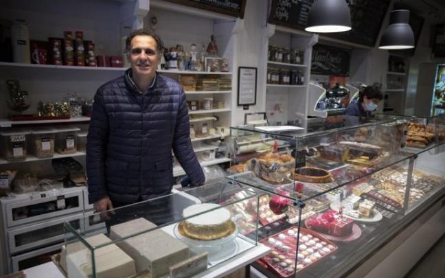 Mikel Manterola posa con todo tipo de dulces en el interior del obrador artesano de la calle Tudela.