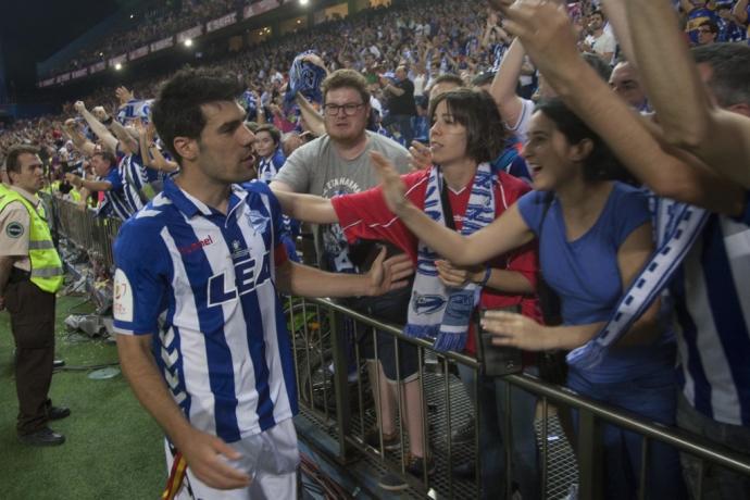 Manu García recibe el apoyo de los aficionados albiazules