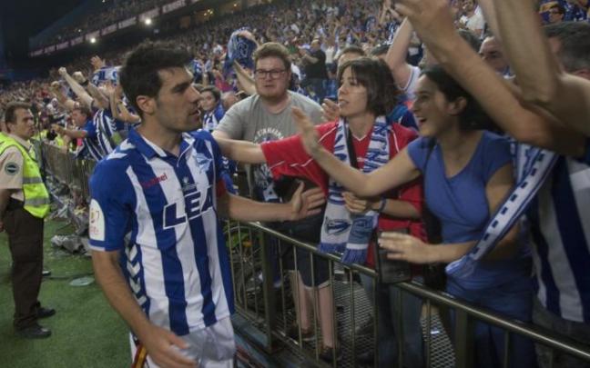Manu García recibe el apoyo de los aficionados albiazules Manu García recibe el apoyo de los aficionados albiazules