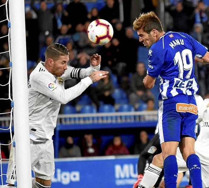 Momento en que Manu conecta el cabezazo que sirvió para dar la victoria al Alavés ante el Real Madrid en octubre de 2018.