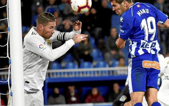 Momento en que Manu conecta el cabezazo que sirvió para dar la victoria al Alavés ante el Real Madrid en octubre de 2018.