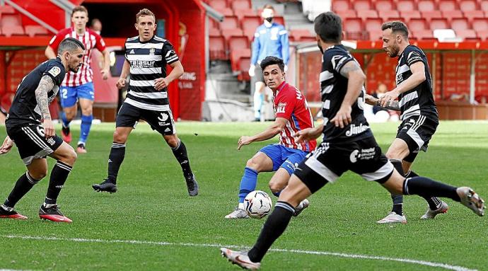 Manu García, en un lance del juego del partido ante el Cartagena de la temporada pasada. Foto: Ángel González/La Nueva España