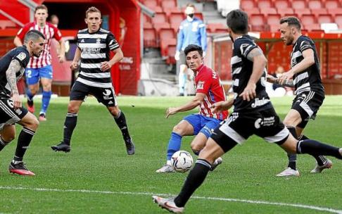 Manu García, en un lance del juego del partido ante el Cartagena de la temporada pasada. Foto: Ángel González/La Nueva España