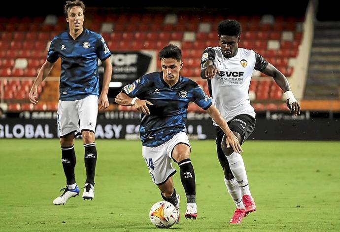 Manu García intenta superar a Thierry Correia durante el Valencia 3-0 Alavés. Foto: Área 11