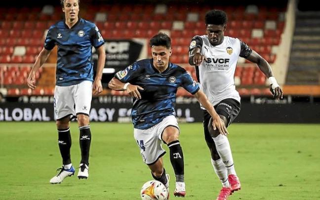 Manu García intenta superar a Thierry Correia durante el Valencia 3-0 Alavés. Foto: Área 11