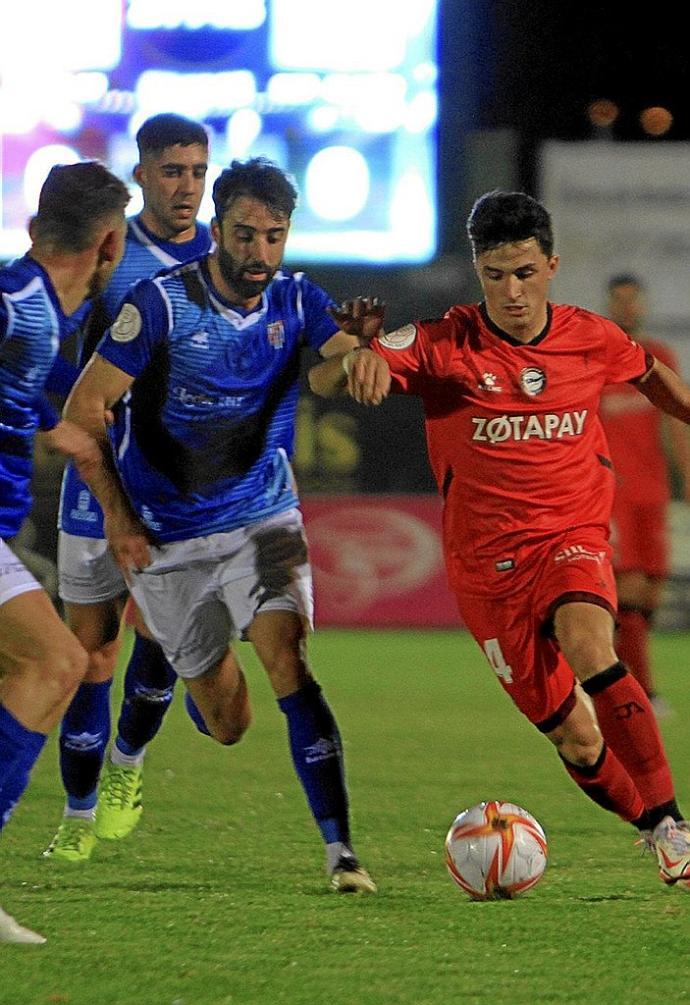 Manu García avanza con el balón controlado en un momento del encuentro. Foto: Área 11