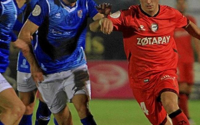 Manu García avanza con el balón controlado en un momento del encuentro. Foto: Área 11 Manu García avanza con el balón controlado en un momento del encuentro. Foto: Área 11
