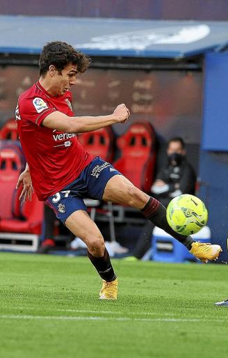 Manu Sánchez controla el balón en El Sadar en el partido de Liga ante el Cádiz.