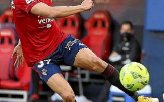 Manu Sánchez controla el balón en El Sadar en el partido de Liga ante el Cádiz.