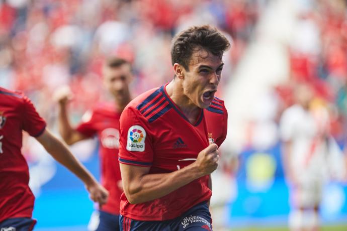 Manu Sánchez celebra con rabia un gol vital contra el Rayo Vallecano.