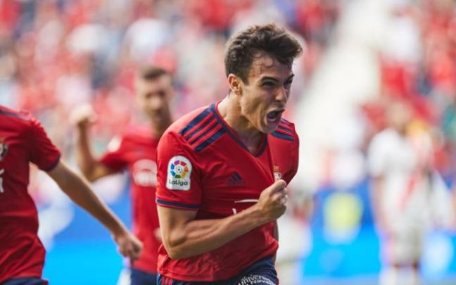 Manu Sánchez celebra con rabia un gol vital contra el Rayo Vallecano.