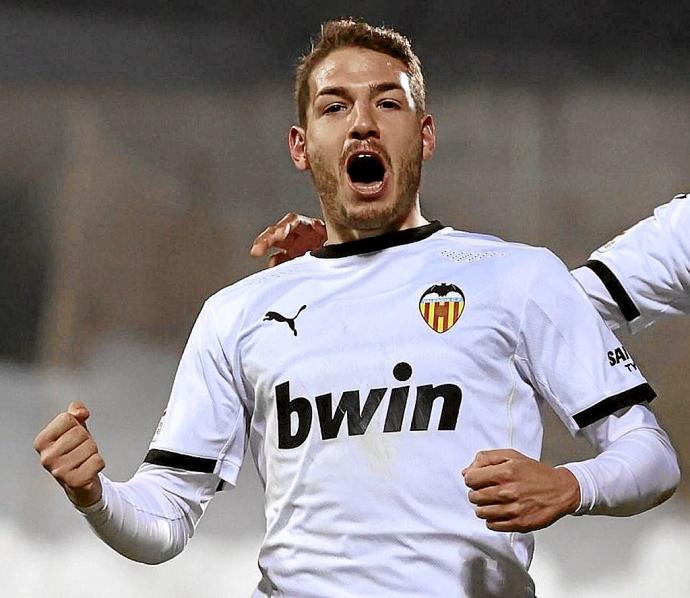 Manu Vallejo celebra uno de sus tantos con el Valencia. Foto: Valencia CF