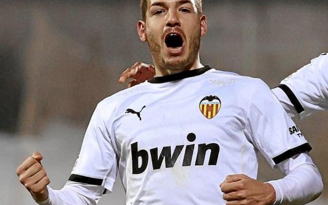 Manu Vallejo celebra uno de sus tantos con el Valencia. Foto: Valencia CF