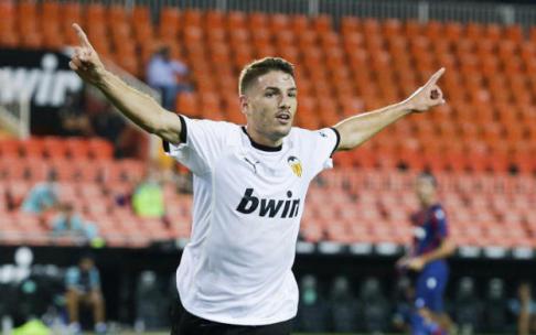 Manu Vallejo celebra uno de sus tantos con el Valencia.