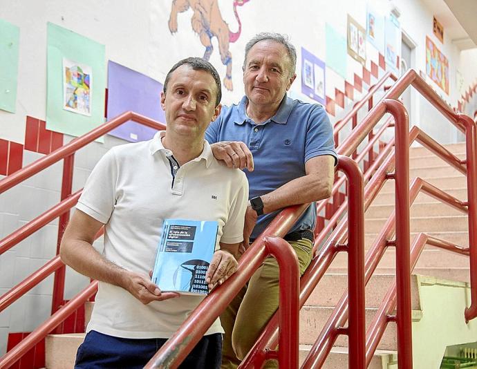 Luis Alberto Andía Celaya y Raúl Santiago Campión, autores del libro 'El reto de la alfabetización digital' posan en las escaleras de I.E.S Barañain.