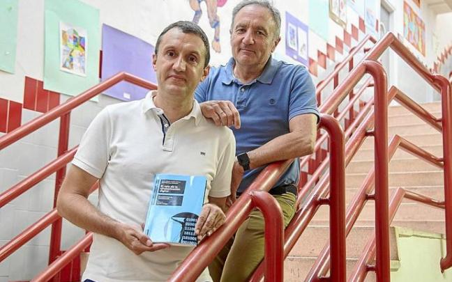 Luis Alberto Andía Celaya y Raúl Santiago Campión, autores del libro 'El reto de la alfabetización digital' posan en las escaleras de I.E.S Barañain.