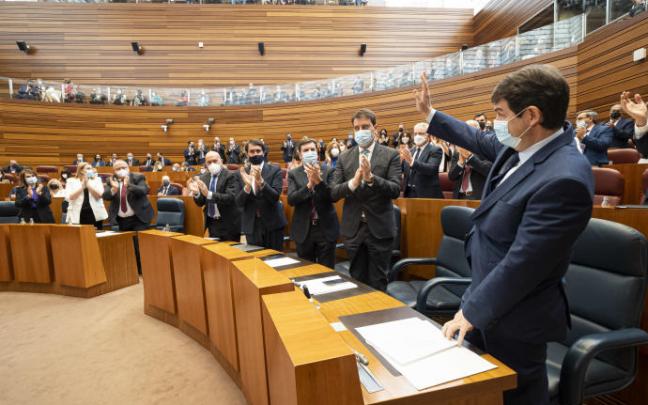 El investido presidente de Castilla y León, Alfonso Fernández Mañueco, recibe los aplausos de PP y Vox El investido presidente de Castilla y León, Alfonso Fernández Mañueco, recibe los aplausos de PP y Vox