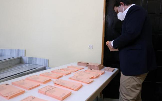 El candidato del PP, Alfonso Fernández Mañueco, ejerce su derecho al voto. El candidato del PP, Alfonso Fernández Mañueco, ejerce su derecho al voto.