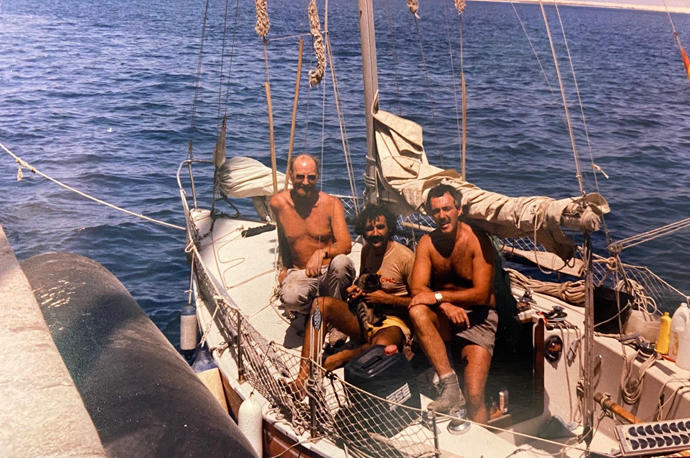 Manuel Garisoain, en el centro, en una de las imágenes que resumen 6 años y medio de vuelta al mundo a vela.