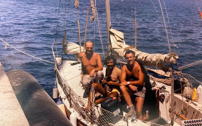 Manuel Garisoain, en el centro, en una de las imágenes que resumen 6 años y medio de vuelta al mundo a vela.