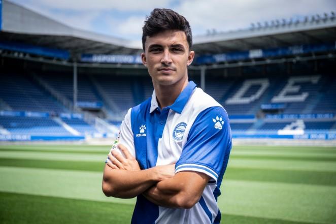 El centrocampista asturiano llega a Vitoria para ser protagonista en el centro del campo del nuevo Alavés de Javi Calleja