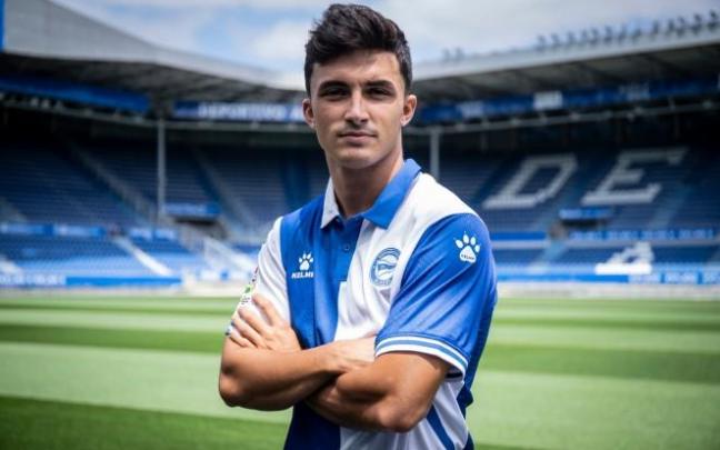 El centrocampista asturiano llega a Vitoria para ser protagonista en el centro del campo del nuevo Alavés de Javi Calleja