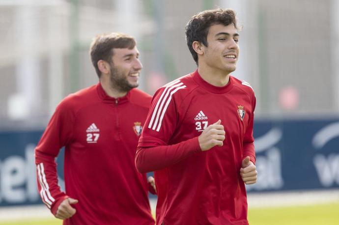 Manu Sánchez, durante un entrenamiento de la pasada temporada, junto a Moncayola.