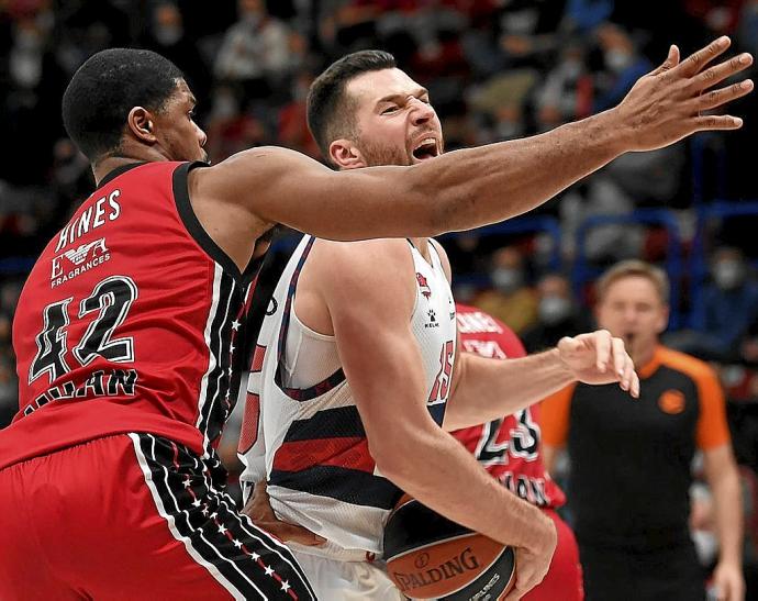 Peters es hostigado por Hines en su intento de avanzar hacia canasta. Foto: Efe