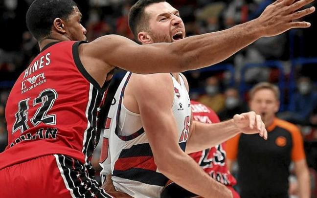 Peters es hostigado por Hines en su intento de avanzar hacia canasta. Foto: Efe