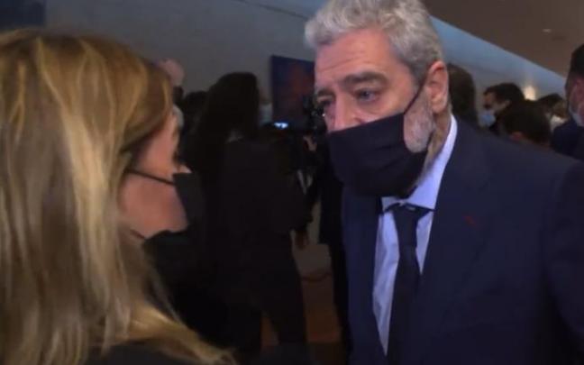 Miguel Ángel Rodríguez, hablándole alterado a Andrea Ropero. Miguel Ángel Rodríguez, hablándole alterado a Andrea Ropero.