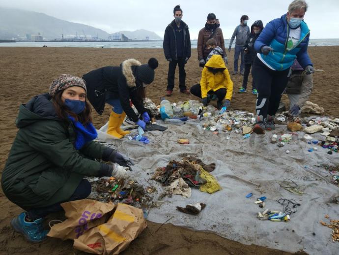 Imagen tomada durante el pasado mes de enero cuando un grupo de voluntarios retiró basuras de la playa de Ereaga, en Getxo.