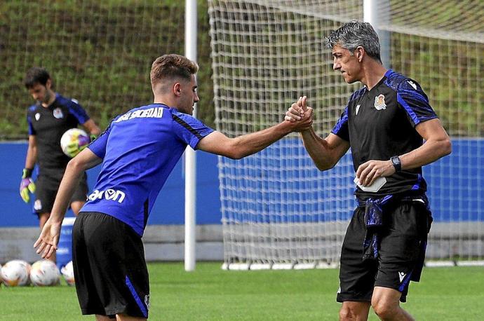 Imanol Alguacil anima a Robert Navarro durante un entrenamiento en Zubieta. Foto: Iker Azurmendi