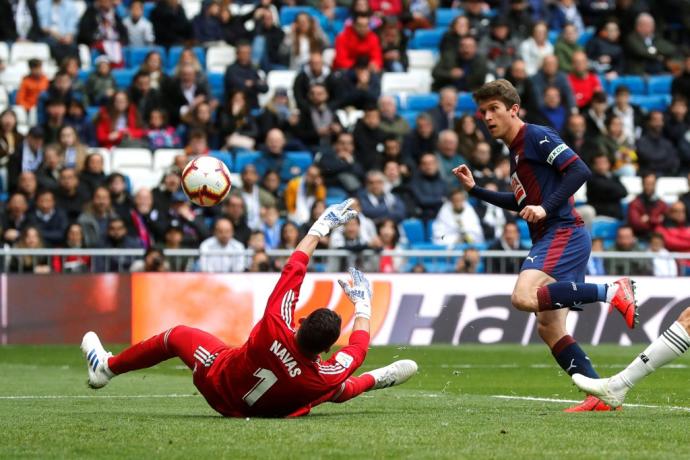 Cardona marca un gol con Eibar a Keylor Navas, exportero del Real Madrid