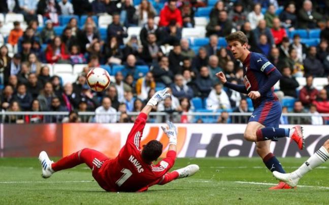 Cardona marca un gol con Eibar a Keylor Navas, exportero del Real Madrid