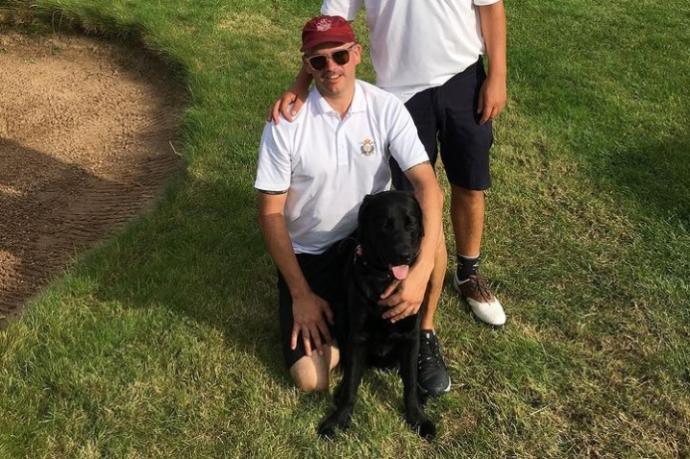 El golfista Marc Oller, con su perro guía.